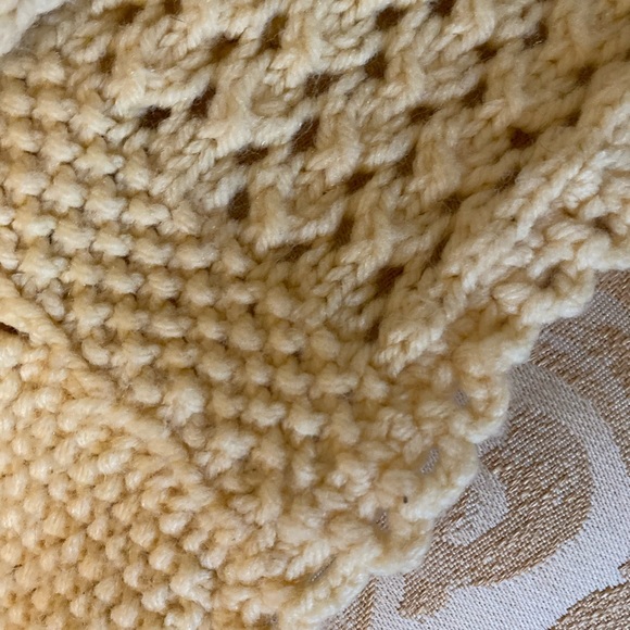 Very large cream coloured handmade throw - Picture 2 of 8